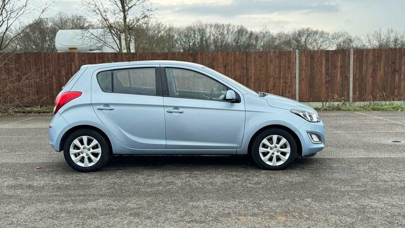 
								Hyundai I20 full									