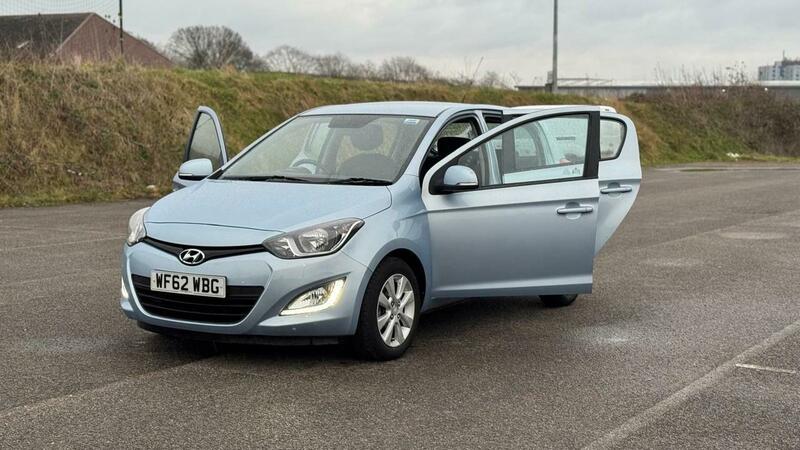 
								Hyundai I20 full									